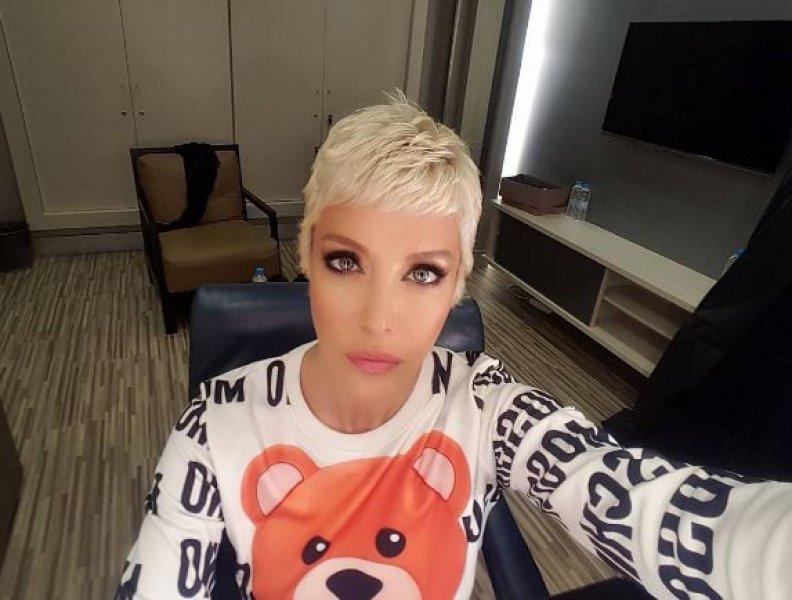 Eski manken Deniz Akkaya'dan bikinili poz