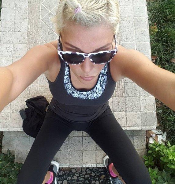 Eski manken Deniz Akkaya'dan bikinili poz