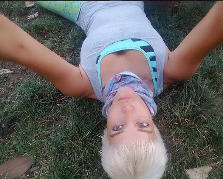 Eski manken Deniz Akkaya'dan bikinili poz