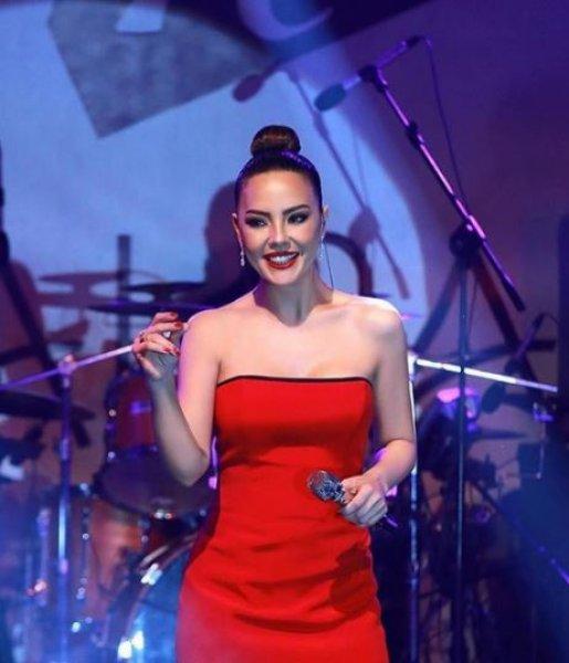 Ebru Gündeş gülümseyerek cevap verdi