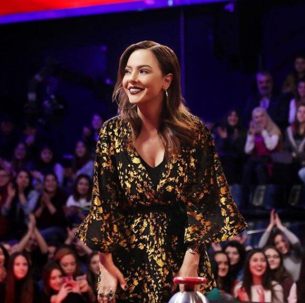 Ebru Gündeş gülümseyerek cevap verdi