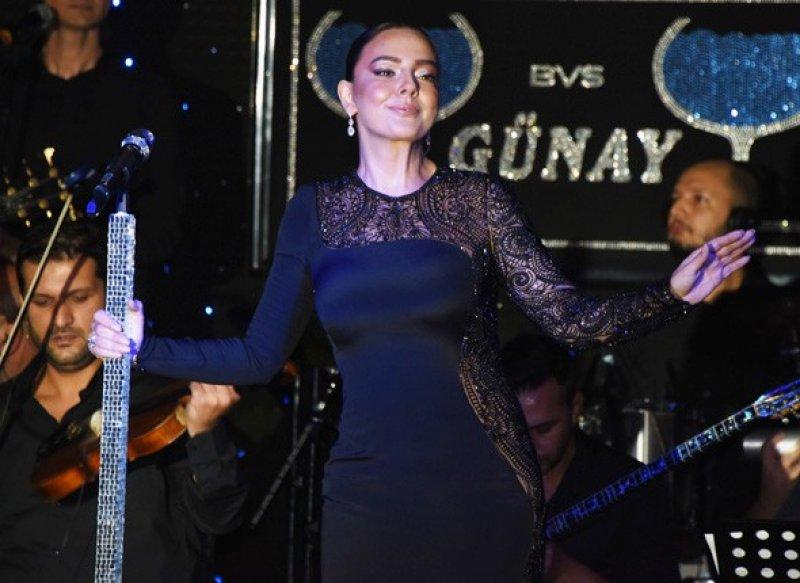 Ebru Gündeş gülümseyerek cevap verdi