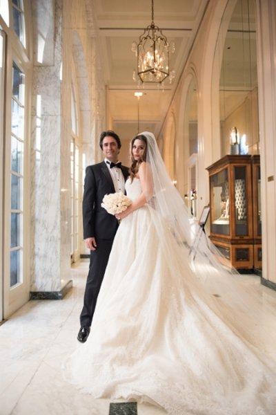 Mahsun Kırmızıgül eşiyle Ulus'ta görüntülendi