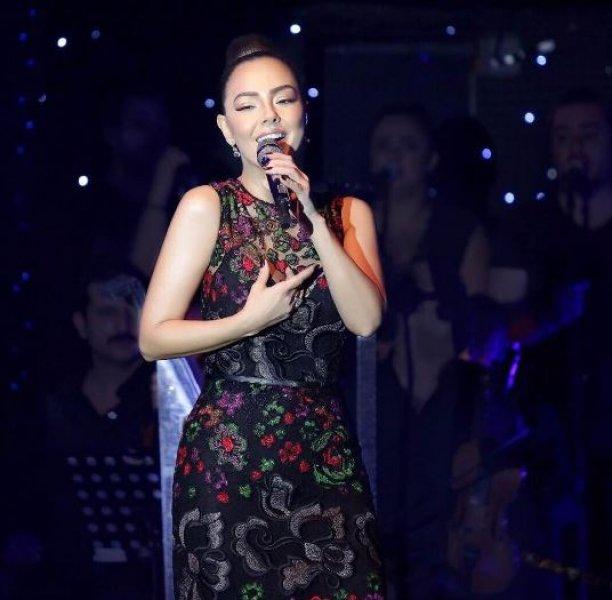 Ebru Gündeş gülümseyerek cevap verdi