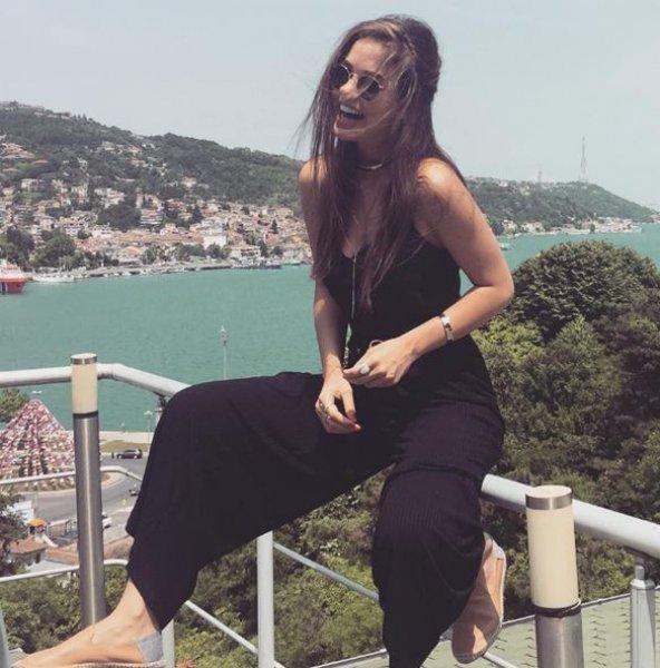 Genç oyuncu Bensu Soral güzelliği ile dikkat çekiyor 