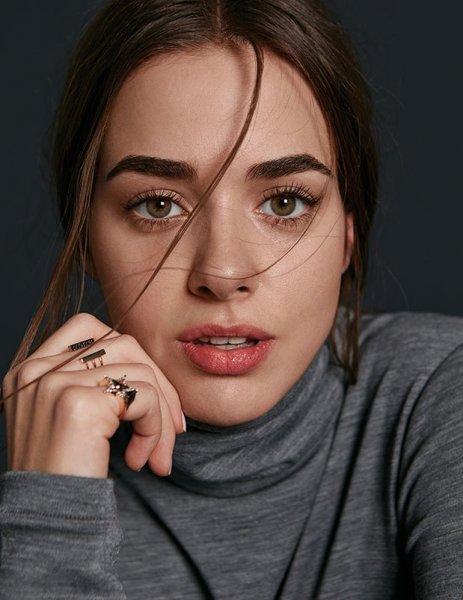 Genç oyuncu Bensu Soral güzelliği ile dikkat çekiyor 