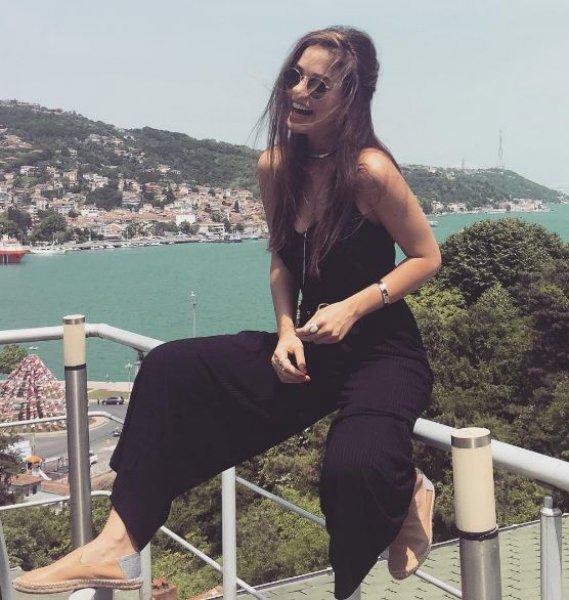 Genç oyuncu Bensu Soral güzelliği ile dikkat çekiyor 