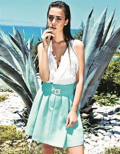 Genç oyuncu Bensu Soral güzelliği ile dikkat çekiyor 