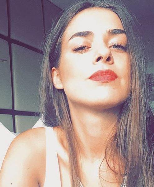 Genç oyuncu Bensu Soral güzelliği ile dikkat çekiyor 