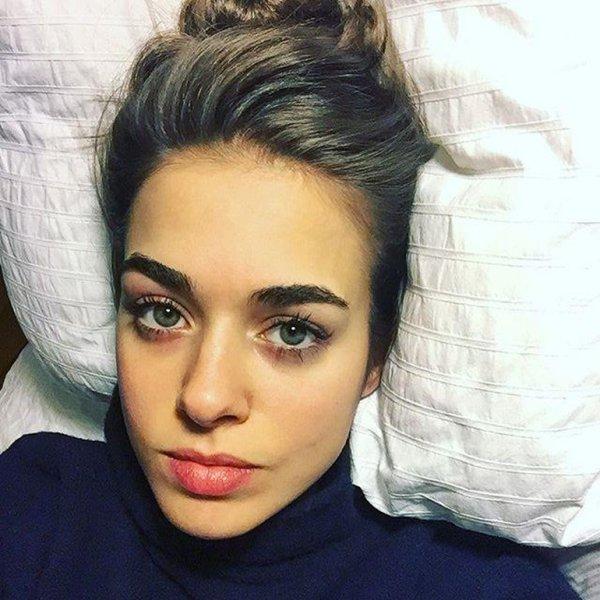 Genç oyuncu Bensu Soral güzelliği ile dikkat çekiyor 