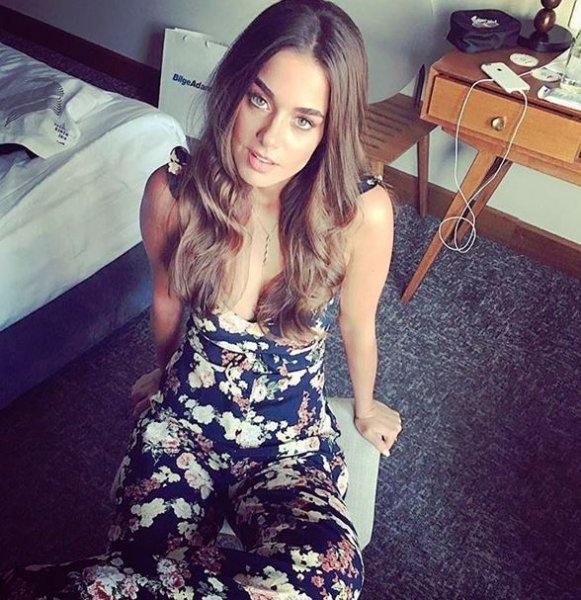 Genç oyuncu Bensu Soral güzelliği ile dikkat çekiyor 