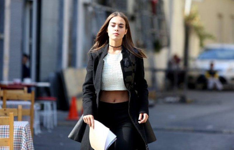 Genç oyuncu Bensu Soral güzelliği ile dikkat çekiyor 