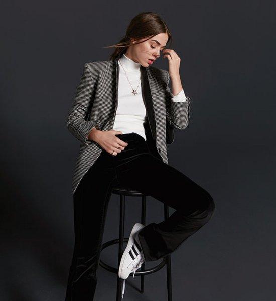 Genç oyuncu Bensu Soral güzelliği ile dikkat çekiyor 