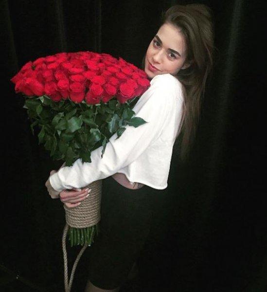 Genç oyuncu Bensu Soral güzelliği ile dikkat çekiyor 