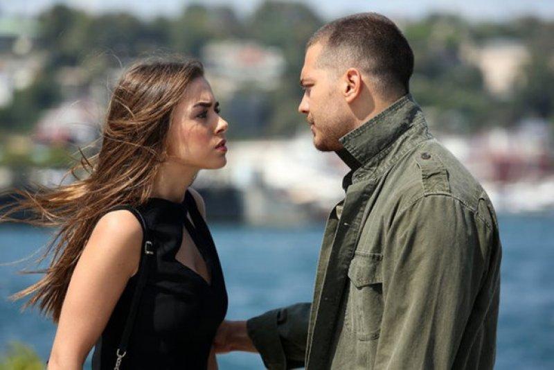 Genç oyuncu Bensu Soral güzelliği ile dikkat çekiyor 