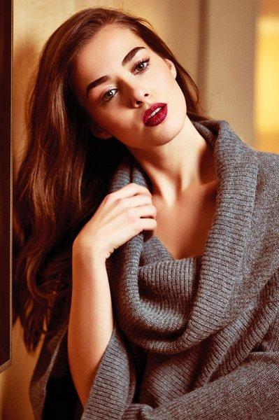 Genç oyuncu Bensu Soral güzelliği ile dikkat çekiyor 