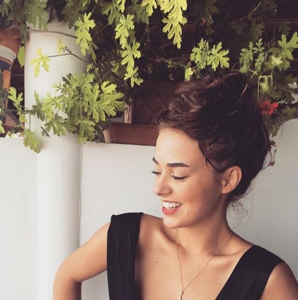 Genç oyuncu Bensu Soral güzelliği ile dikkat çekiyor 