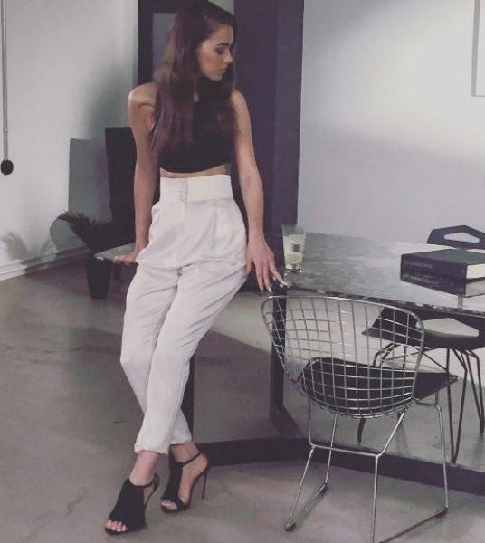 Genç oyuncu Bensu Soral güzelliği ile dikkat çekiyor 