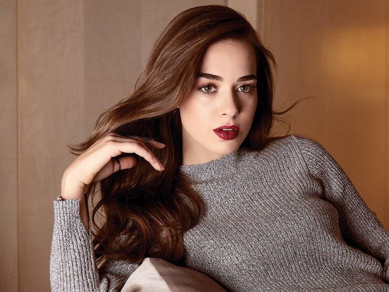 Genç oyuncu Bensu Soral güzelliği ile dikkat çekiyor 