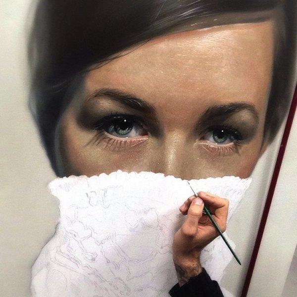 Hiperrealizm akımı en iyi ortaya koyan ressam: Mike Dargas