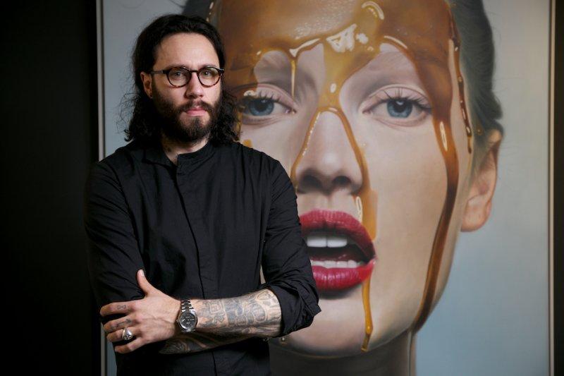 Hiperrealizm akımı en iyi ortaya koyan ressam: Mike Dargas