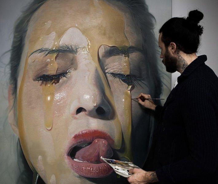 Hiperrealizm akımı en iyi ortaya koyan ressam: Mike Dargas