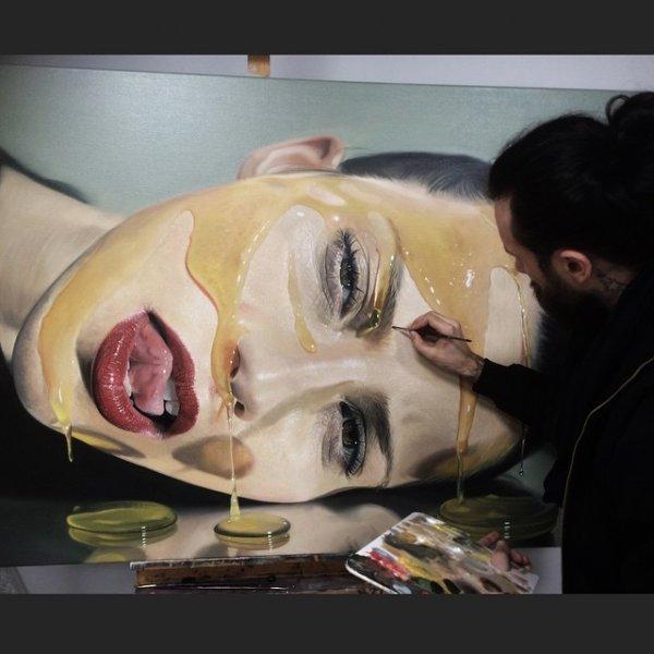 Hiperrealizm akımı en iyi ortaya koyan ressam: Mike Dargas