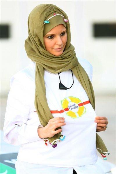 Burcu Çetinkaya ilk kez oğlunun yüzünü gösterdi