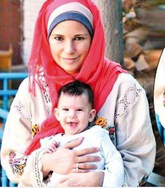 Burcu Çetinkaya ilk kez oğlunun yüzünü gösterdi