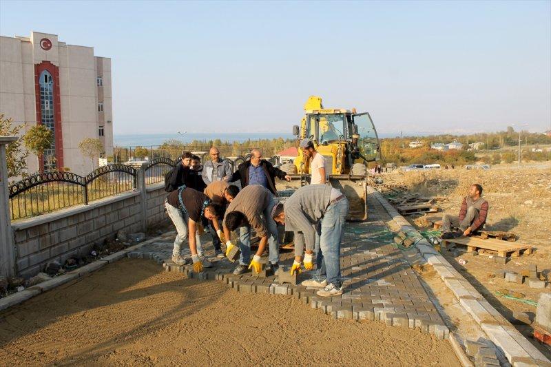 Kayyum atanan Hakkari Belediyesi çalışıyor