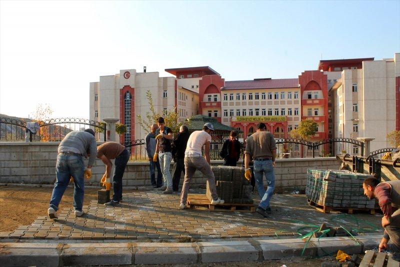 Kayyum atanan Hakkari Belediyesi çalışıyor