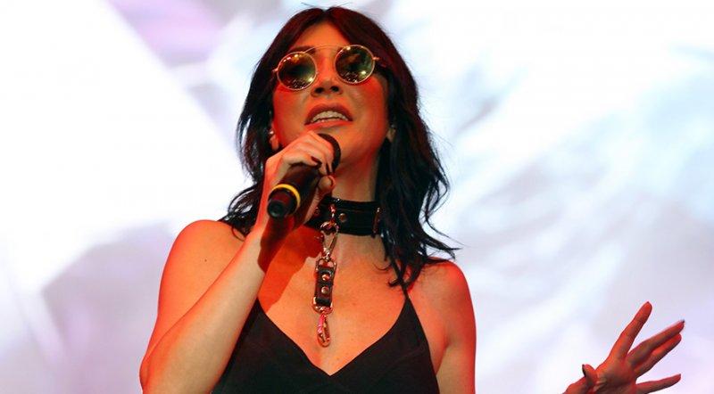 Hande Yener ve Cem Şenol nişanlandı