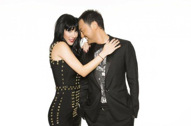 Hande Yener ve Cem Şenol nişanlandı