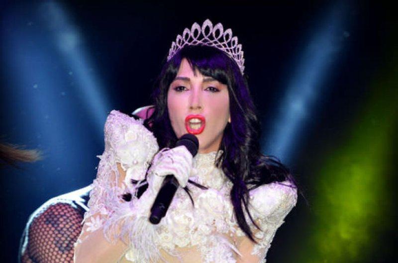 Hande Yener ve Cem Şenol nişanlandı