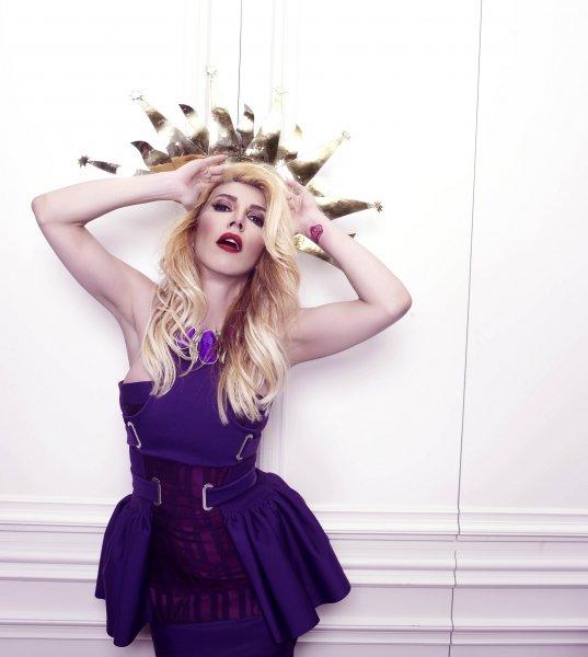 Hande Yener ve Cem Şenol nişanlandı