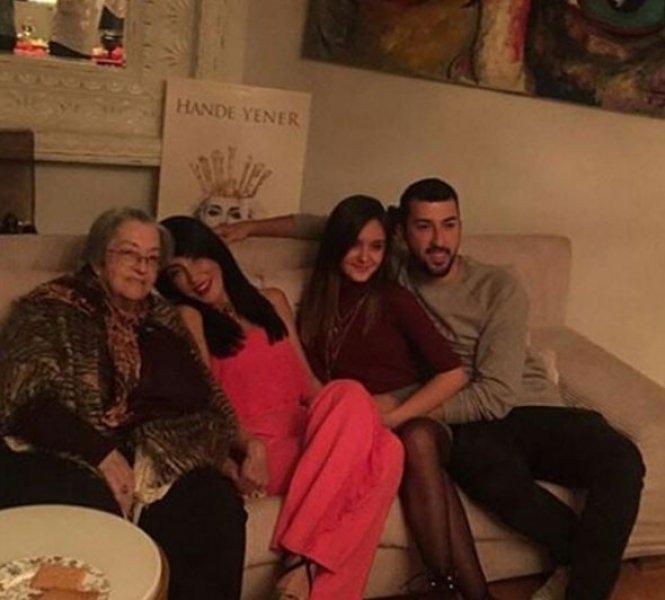 Hande Yener ve Cem Şenol nişanlandı