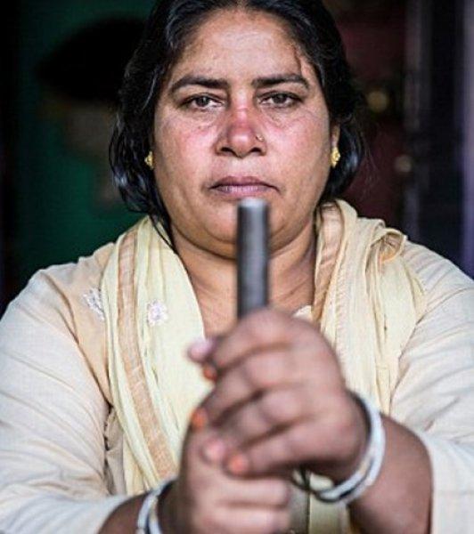 Hindistan'da tecavüzcülerin korkulu rüyası: Tüfekli teyze