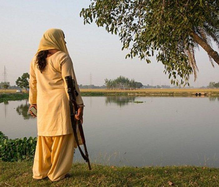 Hindistan'da tecavüzcülerin korkulu rüyası: Tüfekli teyze