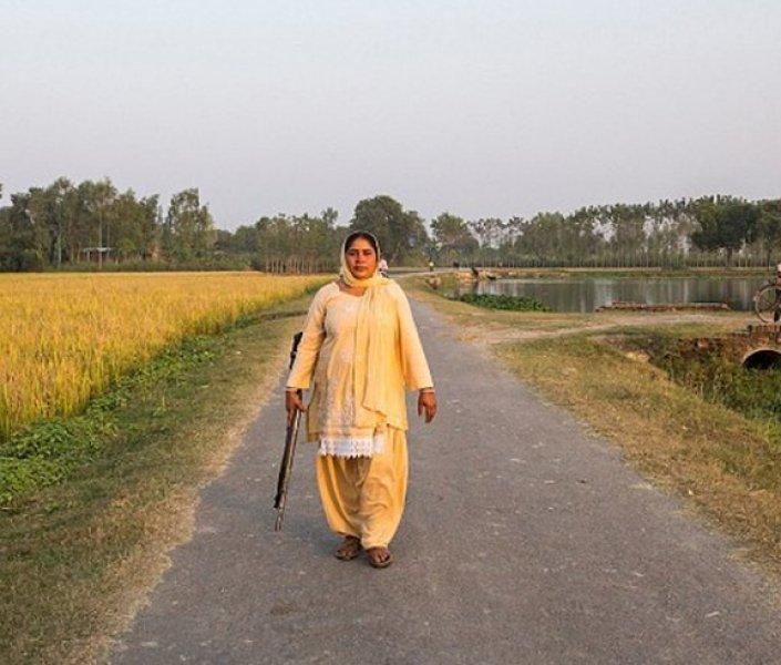 Hindistan'da tecavüzcülerin korkulu rüyası: Tüfekli teyze