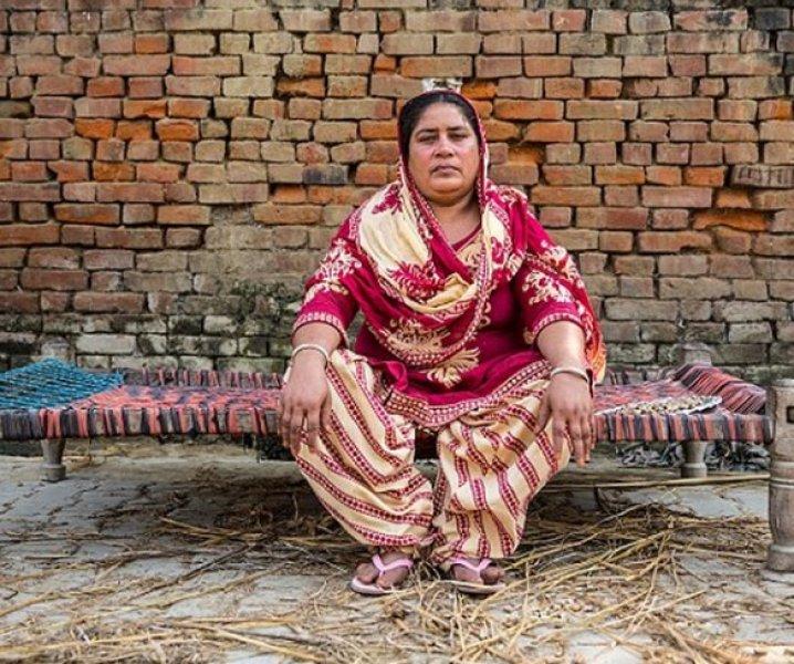 Hindistan'da tecavüzcülerin korkulu rüyası: Tüfekli teyze