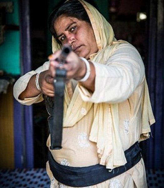 Hindistan'da tecavüzcülerin korkulu rüyası: Tüfekli teyze