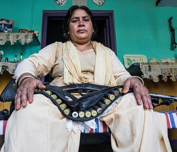 Hindistan'da tecavüzcülerin korkulu rüyası: Tüfekli teyze