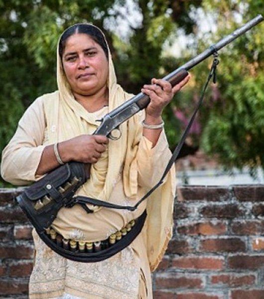 Hindistan'da tecavüzcülerin korkulu rüyası: Tüfekli teyze
