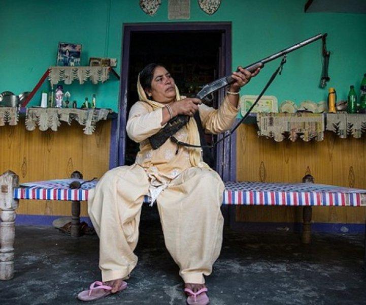 Hindistan'da tecavüzcülerin korkulu rüyası: Tüfekli teyze