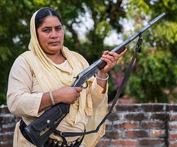 Hindistan'da tecavüzcülerin korkulu rüyası: Tüfekli teyze
