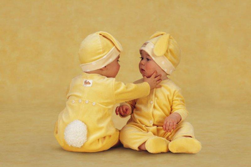 En güzel ikiz bebek fotoğrafları 