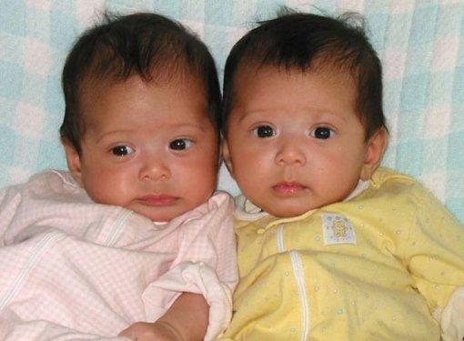 En güzel ikiz bebek fotoğrafları 