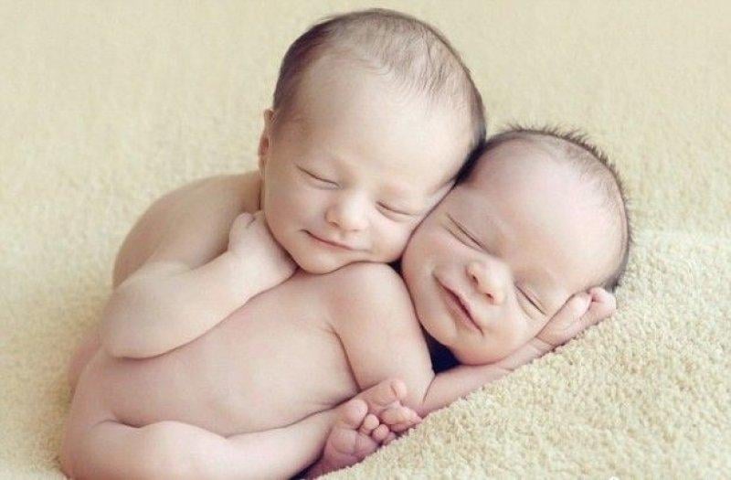 En güzel ikiz bebek fotoğrafları 
