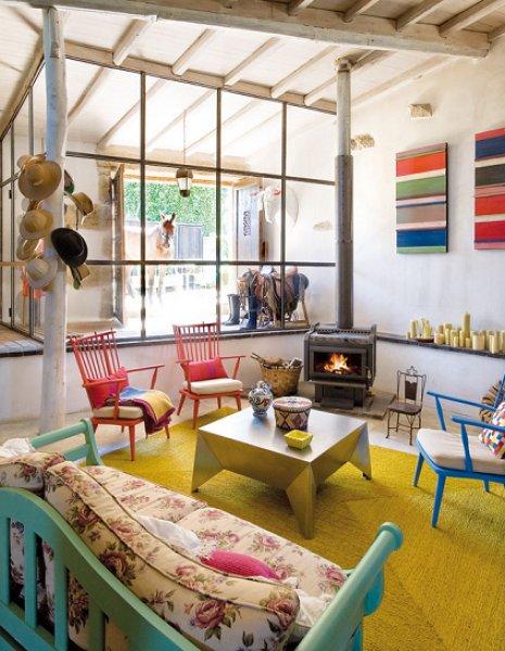 Renkli oda dekorasyonu