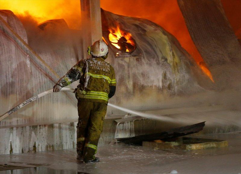 İzmir'de paketleme tesisinde yangın